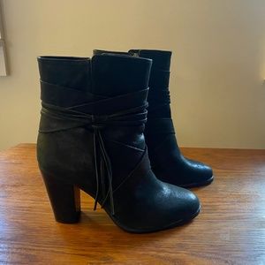 Vince Camuto Black Leather  Booties Blk w/ fringe  sz 7.5